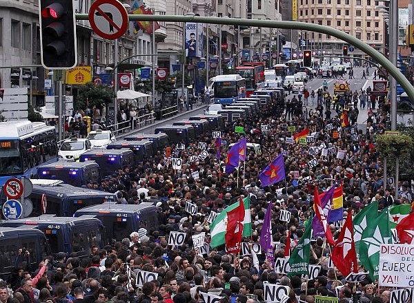 Foto: Na tisoče španskih protestnikov pred španskim kongresom