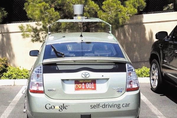 Vozila brez voznikov - 
Googlov inženir Sebastian Thrun, direktor stanfordskega laboratorija za umetno inteligenco in...