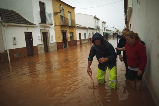 Ogenj in voda požirata življenja: V Španiji poplave, v Rusiji požar