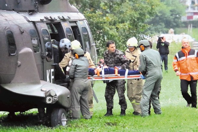 Najbolj poškodovane je po tistem, ko so jih izvlekli izpod ruševin, do mobilne bolnišnice prepeljal vojaški helikopter...