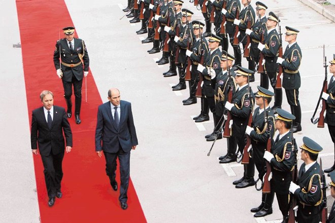 Premier Janša je včeraj obiskal  obrambno ministrstvo. Prihodnje leto naj bi imeli po vladnem kadrovskem načrtu 376 vojakov...