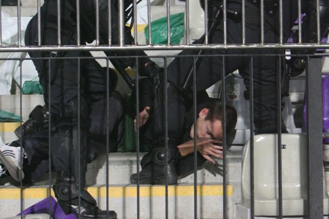 Foto: Po nogometnem derbiju 33-letnik v bolnišnici, poškodovani tudi policisti