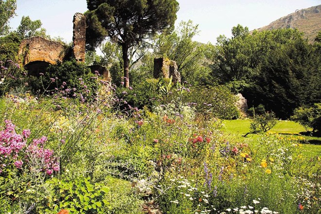 V vrtu La Ninfa se ruševine prepletajo z rastlinami in sestavljajo ubrano simfonijo.