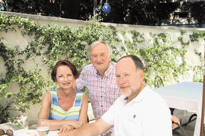 Lastnik Vjekoslav Martinko (na sredini) z gostoma Charlotte in Wolfgangom Mayrhauserjem
