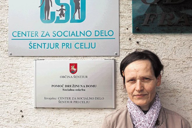 Socialna oskrbovalka Martina Zupanc, ki je s starostniki v vsakdanjem stiku, pravi, da je nova socialna zakonodaja pustila...