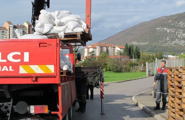 Vreče s peskom v Novi Gorici (foto: Jani Alič)