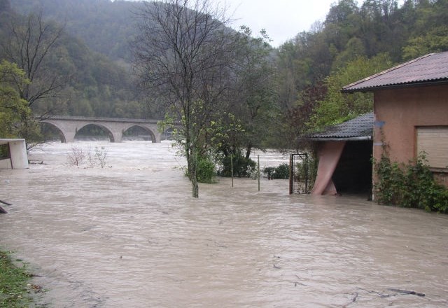 Poplave ob Soči, Bači in Idrijci si oglejte v galeriji fotografij. (foto: Nataša Ozebek)