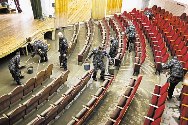 Skoraj 30 vojakov je včeraj čistilo prostore Kulturnega doma v Nazarjah.