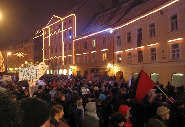 Protestniki pred mestno hišo (foto: Ana Čefarin) 
