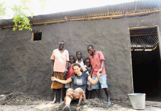Beja in ekipa,  s katero je zgradila hišo iz blata v Zambiji. 