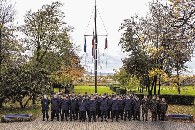 Dvig zastave in vsakotedenski postroj najmanjše svetovne mornarice. Slovenske vojaške mornarice, vojaške enote, ki šteje sto...