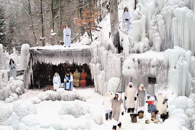 Ledena pravljična dežela je vsako leto od božiča do treh kraljev prizorišče predstav živih jaslic. Letos je v soteski Mlačca...