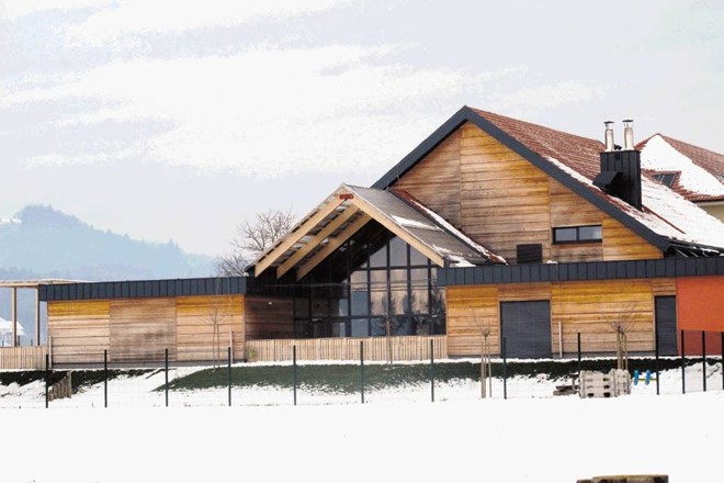 Februarja lani so v Šentrupertu odprli prvi povsem leseni nizkoenergijski vrtec v Sloveniji. Skupaj s šolo, telovadnico in...