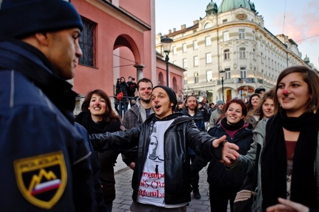 Gibanje 15o je skupaj s člani tržaškega gibanja Occupy Trieste priredilo protest »Vojska klovnov«.  Foto: Tomaž Zajelšnik 