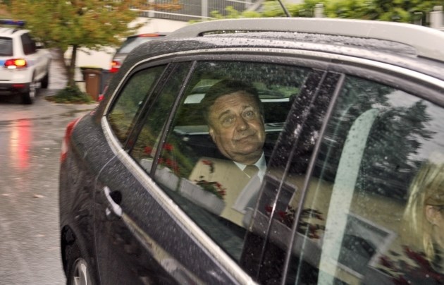 Ljubljanski župan Zoran Janković ob hišni preiskavi pri njemu doma, ko so ga odpeljali na policijsko pridržanje.  Foto: Bojan...