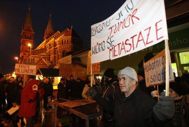 Foto in video: Mariborčani pometali, Kanglerju po odstopu še tri plače