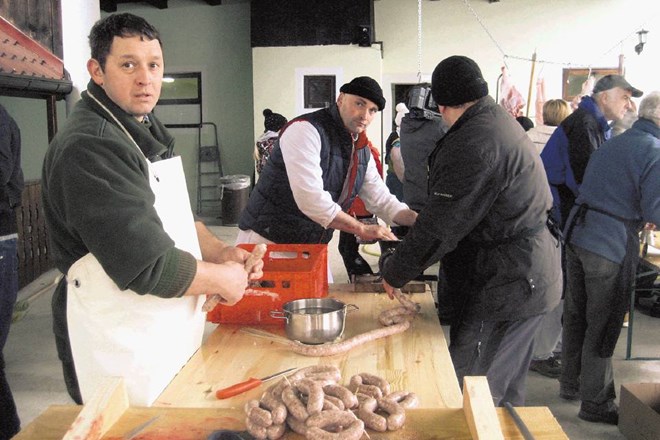 Andrej Škrlj se je mesarskih veščin izučil na kmetiji na Korenu, kjer so do pred nekaj leti koline praznovali v družbi...