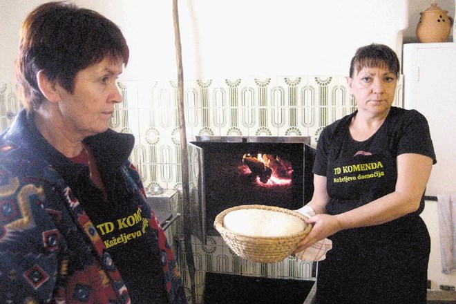 Na Koželjevi domačiji pečejo kruh  še v krušni peči. Truda Zadrgal (levo) ga v krušni peči vsak teden speče kakih deset...