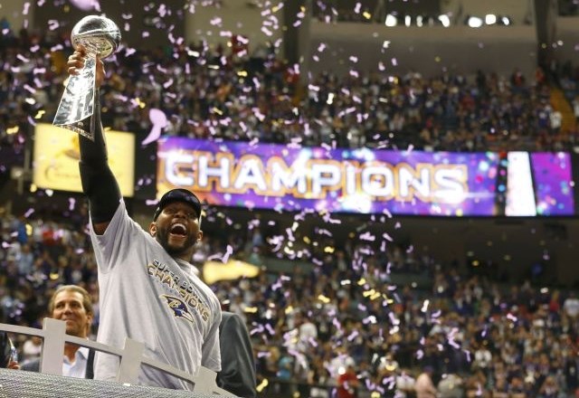Igralci ekipe Baltimore Ravens so zmagovalci letošnjega finala lige ameriškega nogometa NFL. (Foto: Reuters) 