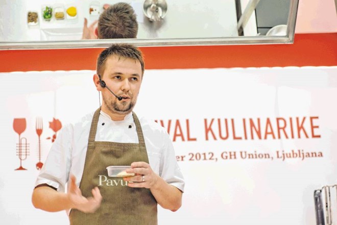 Marko Pavčnik tečajnikom razkrije nekaj »malih trikov velikih mojstrov kuhinje«, ki se jih da zelo enostavno uporabiti ob...