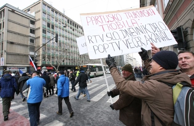 Odgovornost za stanje v državi so nekateri udeleženci shoda na transparentih pripisali osrednjim slovenskim medijem.  Foto:...