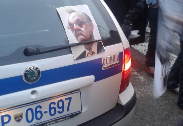 Vinko Gorenak v zombijevski podobi na policijskem avtomobilu. (Foto: Aleš Gaube) 