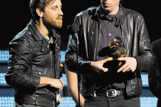 Glasbenika Dan Auerbach in Patrick Carney iz dua The Black Keys med prejemanjem nagrade za najboljši rock nastop na 55....