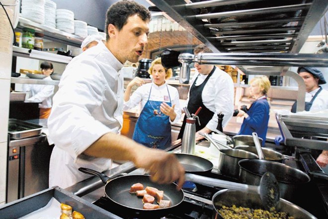 Ani Roš se je tokrat pridružil hrvaški chef Dino Galvagno iz zagrebške restavracije Prasac, ki je gostom med drugim ponudil...