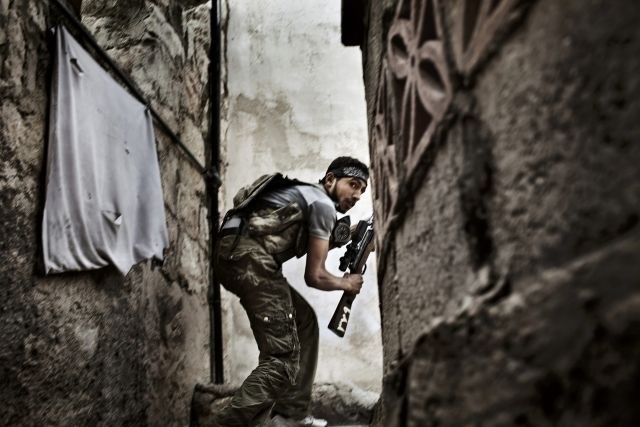 Italijan Fabio Bucciarelli, fotograf francoske tiskovne agencije AFP, je posnel serijo fotografij z naslovom »Bitka do...