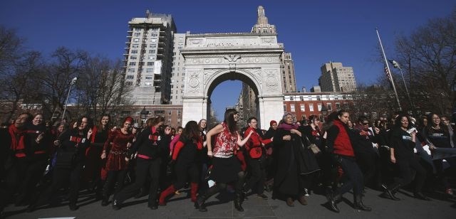 V New Yorku je plesalo nekaj tisoč žensk. (foto: Reuters) 