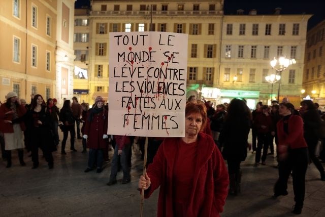 Protestnica v francoski Nici (foto: Reuters) 
