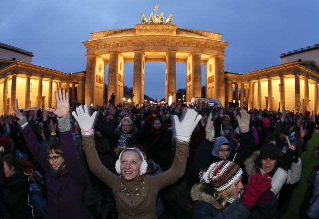 V Berlinu tudi mraz ni ustavil protestnic. (foto: Reuters) 