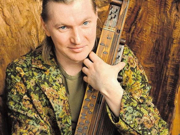 Félix Lajkó, genij na violini in citrah, bo jutri nastopil v CUK Kino Šiška. 