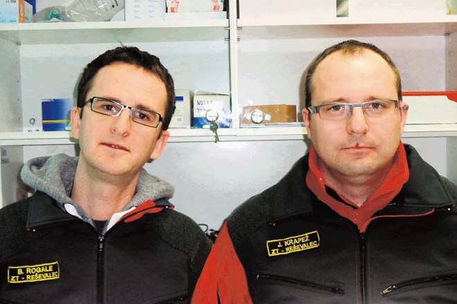 Reševalca Bojan Rogale in Jaka Krapež sta v reševalnem vozilu že večkrat pomagala na svet neučakanim novorojenčkom. 