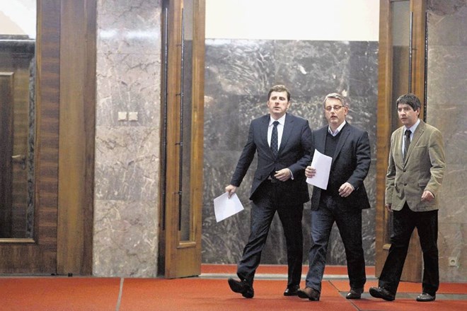 Vodja poslanske skupine Pozitivna Slovenija Jani Möderndorfer (levo) in poslanec SD Matjaž Han (v sredini) sta včeraj v...