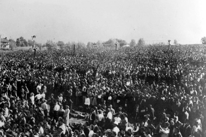 Zborovanja pred šestdesetimi leti se je na Okroglici v spodnji Vipavski dolini udeležilo več kot 300.000 ljudi. 