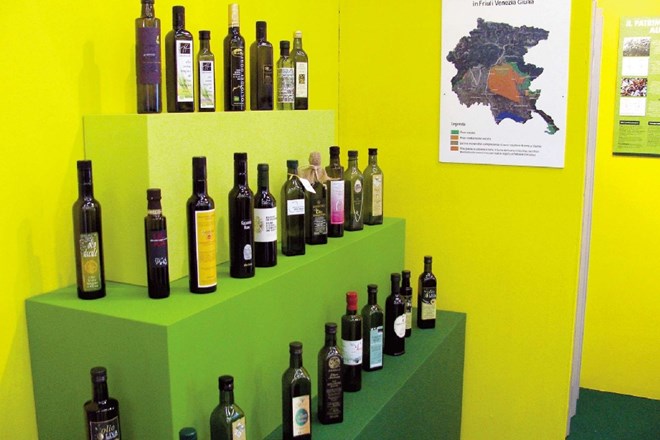 Police s tržaškim oljem, ki ga v glavnem pridelujejo zamejski Slovenci.  