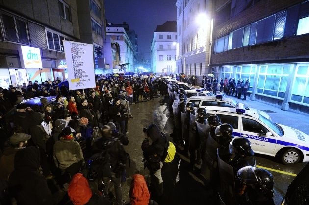 Del protestnikov je pred glavno policijsko postajo zahteva izpustitev priprtih.  Foto: Tamino Petelinšek / STA 