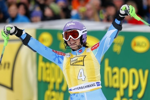 Tina Maze se iz Ofterschwanga vrača z drugim mestom na včerajšnjem veleslalomu in z današnjo slalomsko zmago. (Foto: Reuters)...