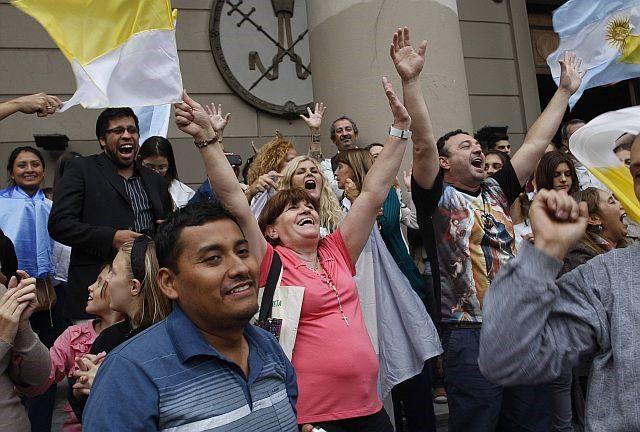 Veselje ljudi v argentinskem Buenos Airesu. (foto: Reuters) 