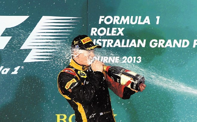 Finec Kimi Räikkönen si je po zmagi na veliki nagradi Avstralije privoščil požirek ali dva šampanjca. 