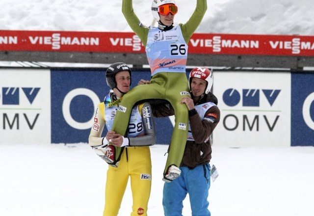 Današnjega junaka Jurija Tepeša sta na ramena dvignila Peter Prevc in Robert Kranjec. (Foto: Jaka Gasar) 