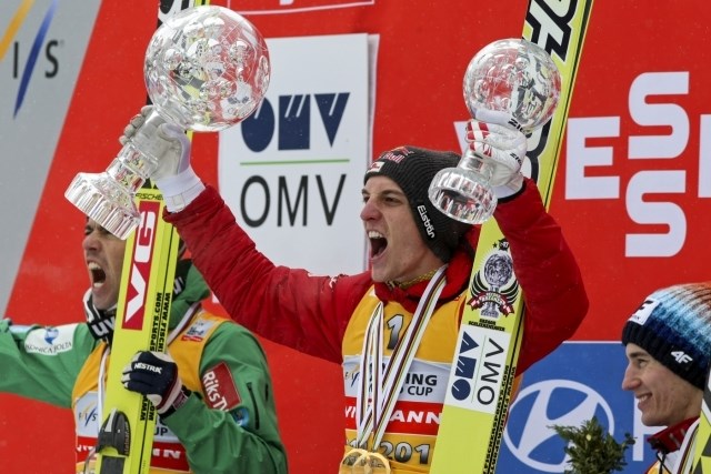 Veliki zmagovalec sezone je Avstrijec Gregor Schlierenzauer, ki je osvojil veliki kristalni globus za skupno zmago v...