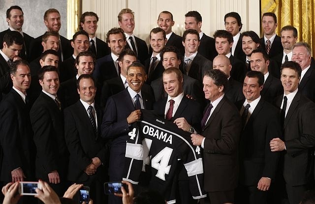 Losangeleški hokejisti so Obami podarili dres. (foto: Reuters) 