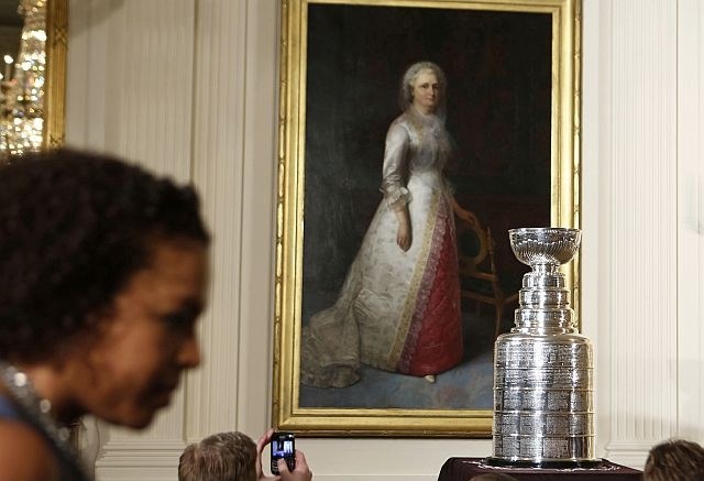 Stanleyev pokal v Beli hiši (foto: Reuters) 