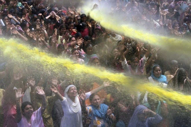 Foto: Hindujci z izbruhom barv in kresi proslavljajo konec zimske sivine