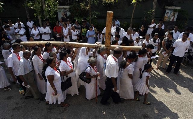 Foto: Velikonočni petek po svetu v znamenju križevega pota, žebljev, trpljenja in bičanja
