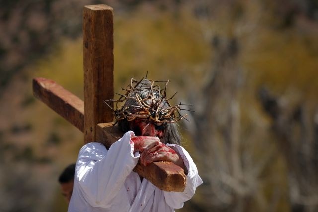 Foto: Velikonočni petek po svetu v znamenju križevega pota, žebljev, trpljenja in bičanja