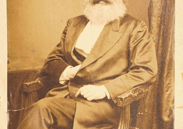 Fotografija Karla Marxa, ki jo je leta 1875 posnel John Mayall.    
