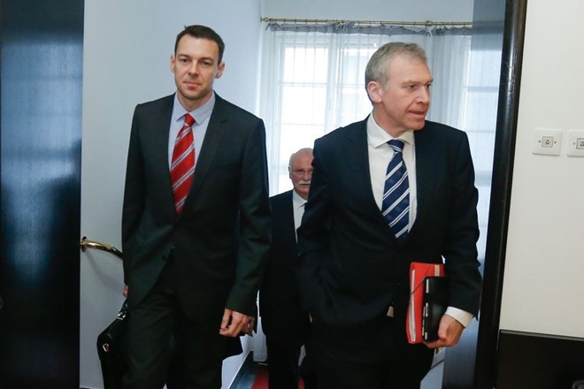 Slovenski finančni minister Uroš Čufer (levo) in namestnik generalnega sekretarja OECD Yves Leterme ob prihodu na sestanek....